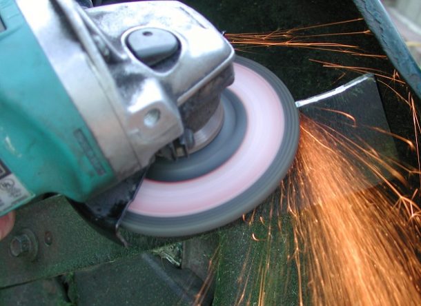 How to Sharpen Lawn Mower Blades without Removing